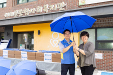 신한금융, 서대문종합사회복지관에 우산 기부