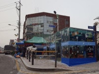 따뜻한 버스승강장에서 기다리세요~