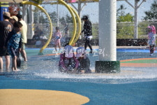 장마 사이 찜통 더위, 물놀이에 빠진 아이들