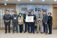 양평광고협회, 영세한 농장 두 곳에 간판 기부