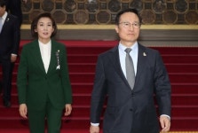 민주당-한국당, 지지율 격차 '4.4%'...최근 1년 간 '최저치'