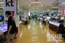 노트10, 28만원에 드려요…여전히 과열된 휴대폰 집단상가