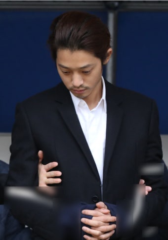 '성관계 동영상' 정준영·최종훈, 항소심서 각 징역 5년·2년6개월로 감형