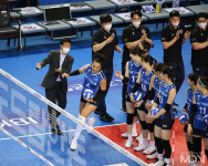 [여자배구] 첫 경기 나서는 김호철 감독과 외국인 선수 산타나