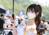 [슈퍼레이스1전] 레이싱모델 민채, 마스크도 감출 수 없는 연예인 미모