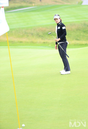 [KLPGA 화보] 단독 선두 박민지, '2R 첫 홀 짜릿한 장거리 버디 퍼트'