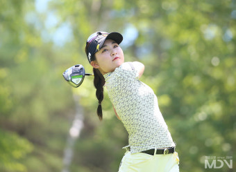 [KLPGA] 티샷 후 타구 바라보는 이예원
