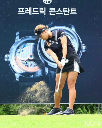 [KLPGA] 이틀 연속 선두 윤이나, '정교한 티샷'