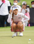 [KLPGA] 신중하게 퍼팅라인 살피는 윤이나