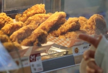 대형마트 초저가 치킨 공세에 가장 분주해진 곳은?
