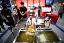 치킨 조리도 로봇이…점주-소비자 윈윈 모델되려면