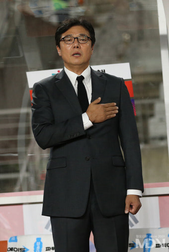 [올림픽팀] 애국가 부르는 황선홍 감독