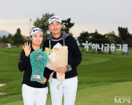 [KLPGA] 김수지 우승, '스승 이시우 프로와 함께 찰칵'
