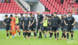 [k리그]  팀 패배에 고개숙인 성남FC 선수들