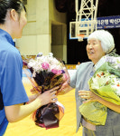 여자농구 전설 박신자, WKBL 주관 대회 박신자컵 방문