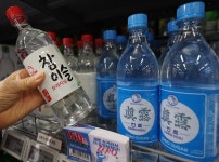 오늘부터 편의점 소줏값 인하…참이슬 1900원·진로 1800원