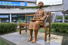 위안부는 사기다...경찰, 고등학교 앞 소녀상 철거 요구 집회 신고 단체에 안 돼