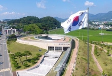 장흥동학농민혁명기념관, 대형 태극기 걸고 유물 보강