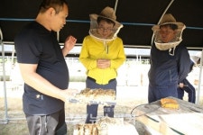 이승옥 강진군수, 로열제리 생산 양봉농가 방문 소통 행정