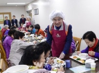 광주 서구의회 의원들 어르신을 위한 배식봉사활동