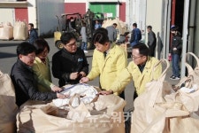 [포토] 김철우 보성군수 첫 수매 현장 찾아, 태풍 이겨내고 맺은 귀한 결실