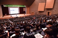 [포토] 이용섭 광주시장, 공직자 혁신교육 강사 접견