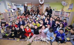 [포토] 산타로 변신한 이용섭 광주시장