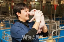 경북종돈 이정수 대표, 모교 순천대에 3년 연속 종돈 기탁