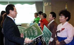 [포토] 김영록 지사, 남도음식 명인ㆍ명가 지정서 교부 및 친절실천 결의대회 참석