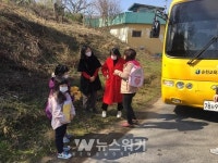 상사초 교사들 개학연기 속 교과서 나눠주기 훈훈
