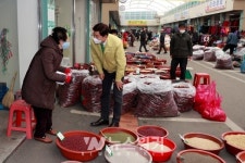 [포토] 김철우 보성군수, 코로나19 경제 살리기 전통시장 찾아 상인 격려
