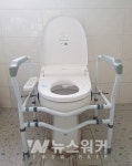 신안 임자면 고명석 노인회장, 임자면 경로당에 변기 안전손잡이 설치