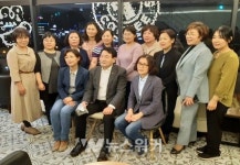 정종순 장흥군수, 의료취약지역 보건진료소장과 대화