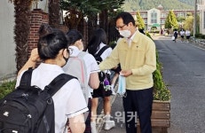 송귀근 고흥군수, 순차등교에 따른 학교 전격 방문