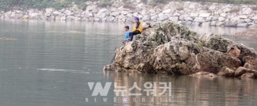 [포토뉴스] 강진군, 농어 바위 낚시 삼매경