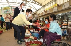 이승옥 강진군수, 지역경제 활성화 위해 전통시장 이용 당부