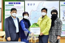 [포토뉴스] 광산구의회, 첨단1‧2동 비대위로부터... 북구편입 반대 서명부 받아