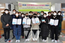 광주 서구 화정1동 마을주민, 초교 졸업생들에게 인생드림씨앗통장 전달