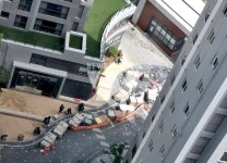 용인 수지 L아파트 팬트하우스, 분양가 올리려 수영장 설치에 용역까지? 입주민은 불안