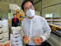 송석준 의원, 장호원 햇사레 복숭아 선별장, 복숭아 농가, 이천 관고 전통시장과 문화의 거리 등 이천 지역 곳곳 돌며 광폭 소통 행보