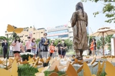 광주 동구, 금남로 공원 평화의 소녀상에 헌화하세요