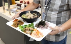 쿠팡풀필먼트서비스, 물류센터 직원들에게 복날 맞이 보양식 대접