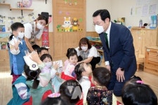 [포토뉴스] 이용섭 광주광역시장, 시청 어린이집 방문