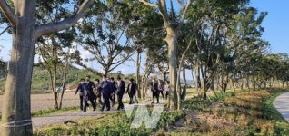 신안군, 최병암 산림청장... 도초 팽나무 10리길과 자은 미세먼지차단숲 방문