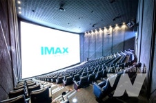 습격 중에 불이 켜졌네 용산CGV 상영 중 관객이 조명 밝혔다