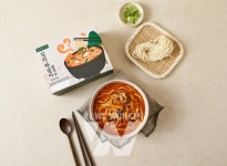 더반찬&,리얼리티 예능 인더숲 세븐틴편과 연계한 김치짜글이칼국수 HMR 판매