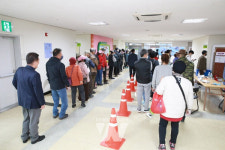 구충곤 화순군수, 사전투표... 투표에 참여해주세요
