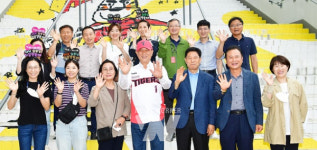 김한종 장성군수, 황룡강 가을꽃축제 성공 기원 스트라이크!