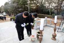 [포토] 김성 장흥군수, 충혼탑 참배로 2023년 새해 업무 시작