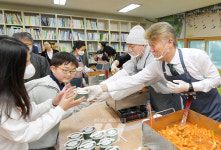 [포토] 김이강 서구청장, 찾아가는 분식점 봉사